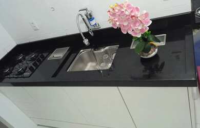 Imagem: O apartamento possui 2 Dormitórios, 1 Banheiro, 1 Vaga na garagem