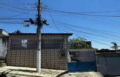 Imagem: A casa possui 2 Dormitórios, 1 Banheiro, 2 Vagas na garagem