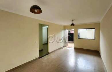 Imagem: A casa possui 3 Dormitórios, 1 Banheiro, 1 Vaga na garagem