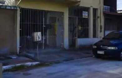 Imagem: A casa possui 5 Dormitórios, Acomodam 30 pessoas e 4 Vagas