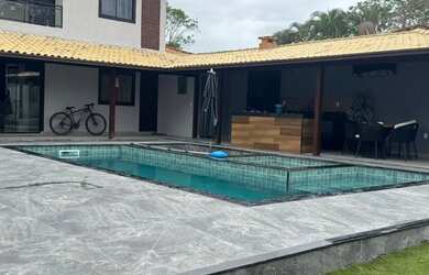 Imagem: A casa em condomínio possui 5 Dormitórios, 4 Banheiros e 450m²