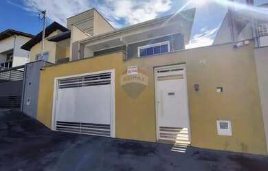 Imagem: A casa possui 3 Dormitórios, 2 Banheiros, 4 Vagas na garagem