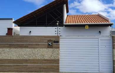 Imagem: A casa possui 3 Dormitórios, 2 Banheiros, 1 Vaga na garagem