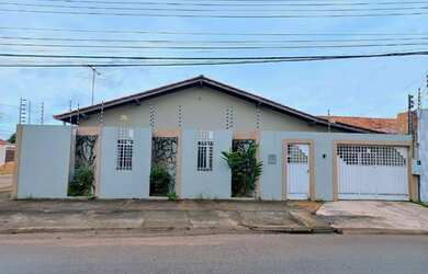 Imagem: A casa possui 5 Dormitórios, 5 Banheiros, 5 Vagas na garagem