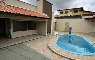 Imagem: A casa possui 3 Dormitórios, 1 Banheiro, 2 Vagas na garagem