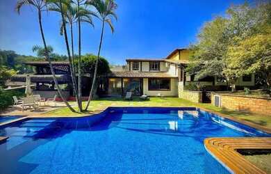 Imagem: A casa em condomínio possui 4 Dormitórios, 5 Banheiros, 5