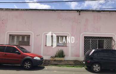 Imagem: A casa possui 4 Dormitórios, 1 Banheiro, 1 Vaga na garagem