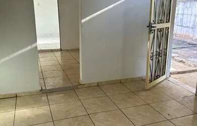 Imagem: A casa possui 2 Dormitórios, 1 Banheiro, 1 Vaga na garagem