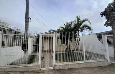 Imagem: A casa possui 3 Dormitórios, 2 Banheiros, 1 Vaga na garagem