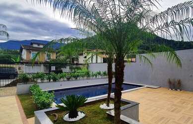 Imagem: A casa possui 3 Dormitórios, 3 Banheiros, 1 Vaga na garagem