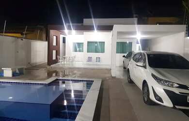 Imagem: A casa possui 4 Dormitórios, 5 Banheiros e 3 Vagas na garagem