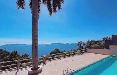 Imagem: A casa possui 5 Dormitórios, 5 Banheiros e 5 Vagas na garagem