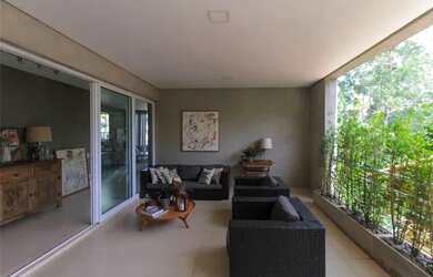 Imagem: A casa possui 4 Dormitórios, 5 Banheiros, 4 Vagas na garagem