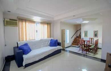 Imagem: A casa possui 2 Dormitórios, 3 Banheiros, 5 Vagas na garagem