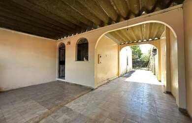 Imagem: A casa possui 2 Dormitórios, 2 Banheiros, 4 Vagas na garagem