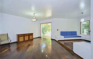 Imagem: A casa possui 3 Dormitórios, 3 Banheiros, 4 Vagas na garagem