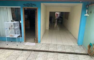 Imagem: A casa possui 2 Dormitórios, 2 Banheiros, 3 Vagas na garagem