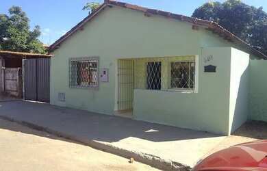 Imagem: A casa possui 3 Dormitórios, 1 Banheiro, 1 Vaga na garagem