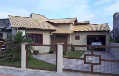 Imagem: A casa possui 3 Dormitórios, 2 Banheiros, 1 Vaga na garagem