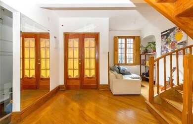 Imagem: A casa possui 4 Dormitórios, 3 Banheiros, 1 Vaga na garagem