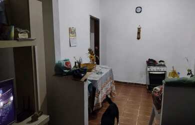 Imagem: A casa possui 2 Dormitórios, 1 Banheiro, 1 Vaga na garagem