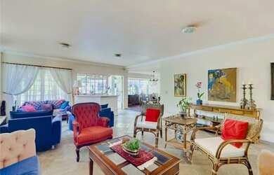 Imagem: A casa possui 3 Dormitórios, 4 Banheiros, 318m² de Área e