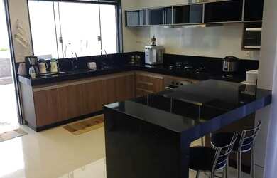 Imagem: A casa possui 4 Dormitórios, 1 Banheiro, 3 Vagas na garagem