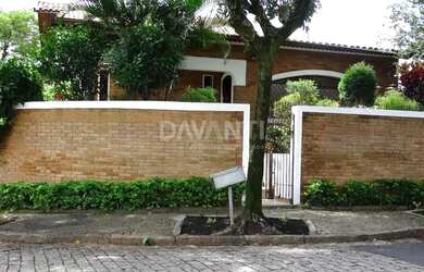 Imagem: A casa possui 4 Dormitórios, 5 Banheiros, 4 Vagas na garagem