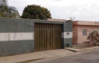 Imagem: A casa possui 2 Dormitórios, 2 Banheiros, 1 Vaga na garagem