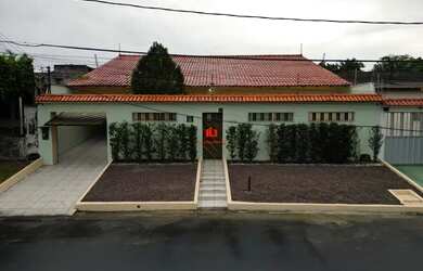 Imagem: A casa possui 4 Dormitórios, 2 Banheiros, 4 Vagas na garagem