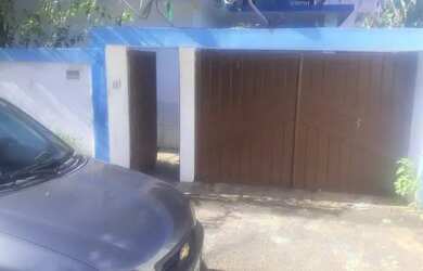 Imagem: A casa possui 3 Dormitórios, 2 Banheiros, 1 Vaga na garagem