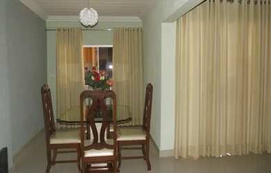 Imagem: A casa possui 3 Dormitórios, 2 Banheiros, 5 Vagas na garagem