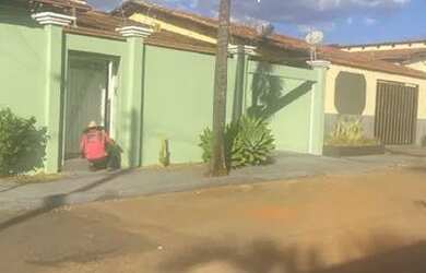 Imagem: A casa possui 3 Dormitórios, 2 Banheiros, 2 Vagas na garagem