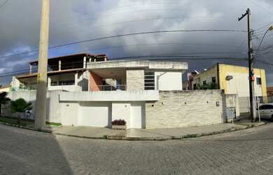 Imagem: A casa possui 5 Dormitórios, 3 Banheiros, 4 Vagas na garagem