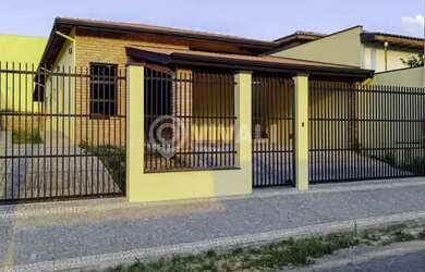 Imagem: A casa possui 3 Dormitórios, 2 Banheiros, 4 Vagas na garagem