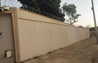 Imagem: A casa possui 2 Dormitórios, 2 Banheiros, 2 Vagas na garagem