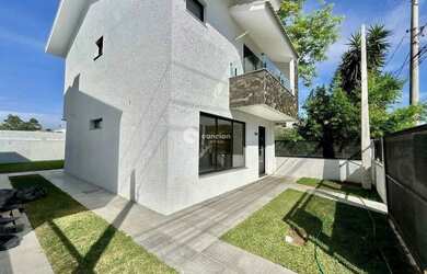 Imagem: A casa possui 3 Dormitórios, 3 Banheiros, 2 Vagas na garagem