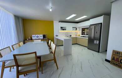 Imagem: A casa à venda possui 3 Dormitórios, 4 Banheiros, 5 Vagas