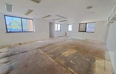 Imagem: O depósito possui 2 Vagas na garagem, 190m² de Área e está