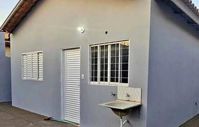 Imagem: A casa possui 2 Dormitórios, 1 Banheiro e está localizado