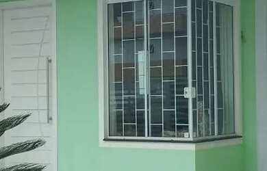 Imagem: A casa possui 2 Dormitórios, Acomodam 6 pessoas, 2 Vagas na