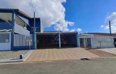 Imagem: A casa possui 3 Dormitórios, 1 Banheiro, 2 Vagas na garagem