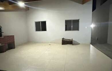 Imagem: A casa à venda possui 3 Dormitórios, 1 Banheiro, 2 Vagas na