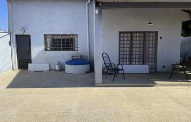 Imagem: A casa possui 3 Dormitórios, 4 Banheiros, 5 Vagas na garagem