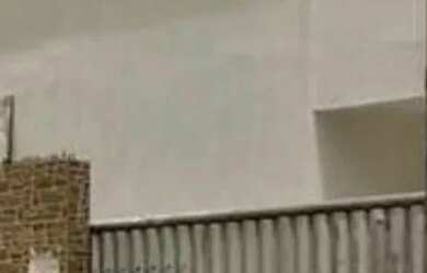 Imagem: A casa possui 3 Dormitórios, 2 Banheiros, 1 Vaga na garagem