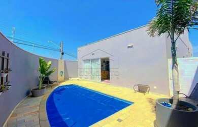 Imagem: A casa possui 3 Dormitórios, 4 Banheiros, 5 Vagas na garagem