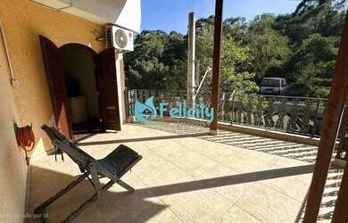 Imagem: A casa possui 4 Dormitórios, 4 Banheiros, 4 Vagas na garagem