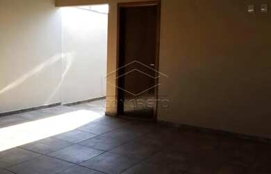 Imagem: A casa possui 2 Dormitórios, 1 Banheiro, 2 Vagas na garagem