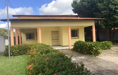 Imagem: A casa possui 3 Dormitórios, Acomodam 14 pessoas e 4 Vagas