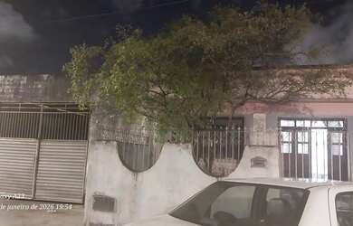 Imagem: A casa possui 3 Dormitórios, 1 Banheiro, 1 Vaga na garagem